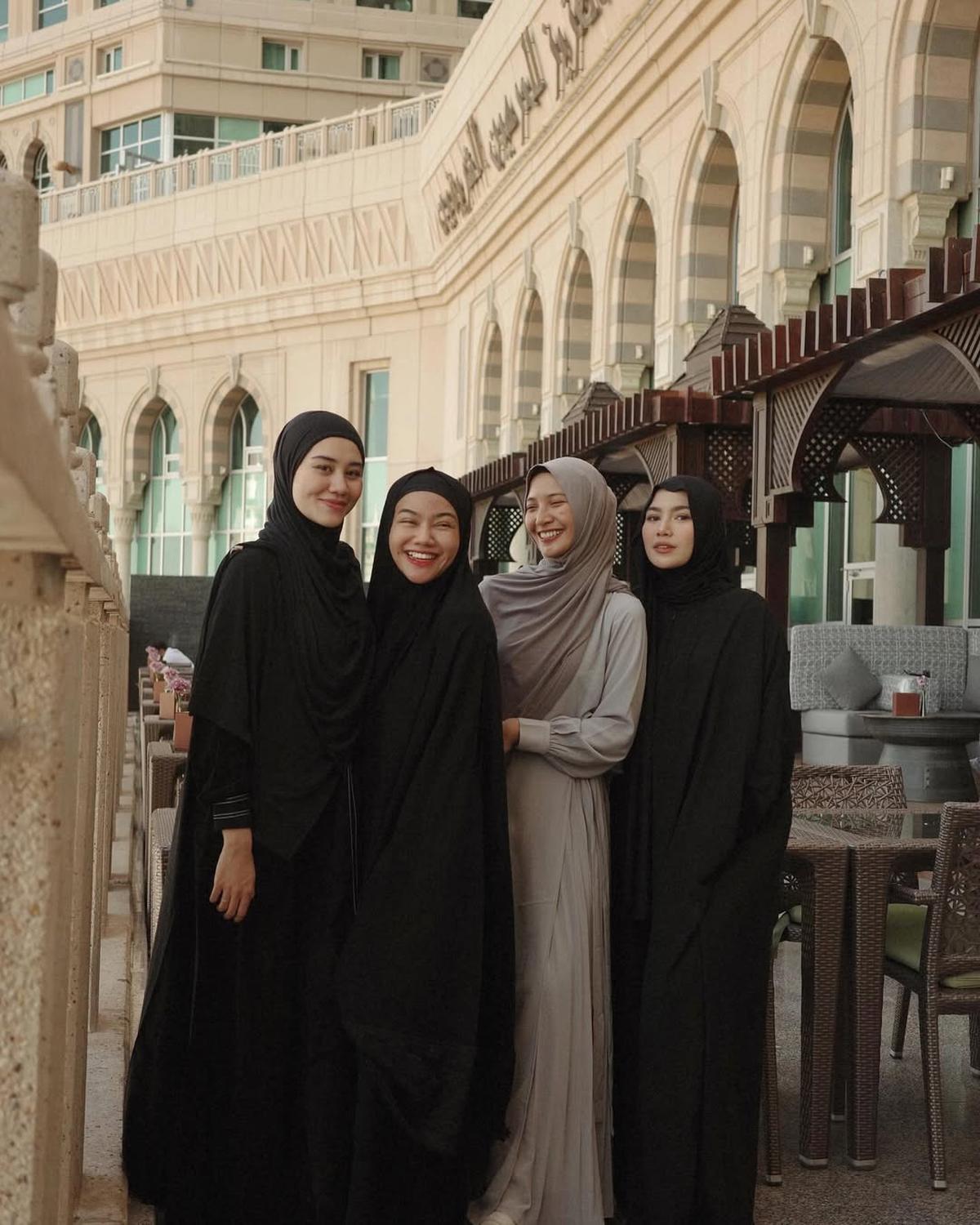 Ke Tanah Suci Bersama, 7 Potret Mahalini dan Aaliyah Massaid Selama Umrah - Penampilannya Tuai Pujian
