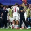Pelatih Timnas Inggris, Thomas Tuchel, memberikan instruksi kepada Jude Bellingham (#10) saat jeda minum (hydration break) dalam pertandingan 32 besar Piala Dunia FIFA 2026 antara Inggris melawan Republik Demokratik Kongo di Atlanta Stadium, Atlanta, Georgia, Rabu (1/6/2026). (Richard Pelham/Getty Images/AFP)