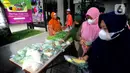 Kaum ibu mengambil gratis sayuran di Jati Padang, Pasar Minggu, Jakarta Selatan, Minggu (2/4/2023). (merdeka.com/Arie Basuki)