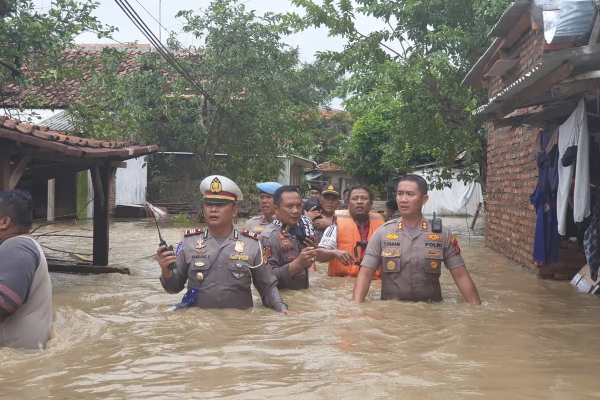 Penanganan Kapolres Subang bersama PJU Polres Subang dan Bhayangkari ke Titik-titik Banjir di Wilayah Hukum Polsek Pamanukan
