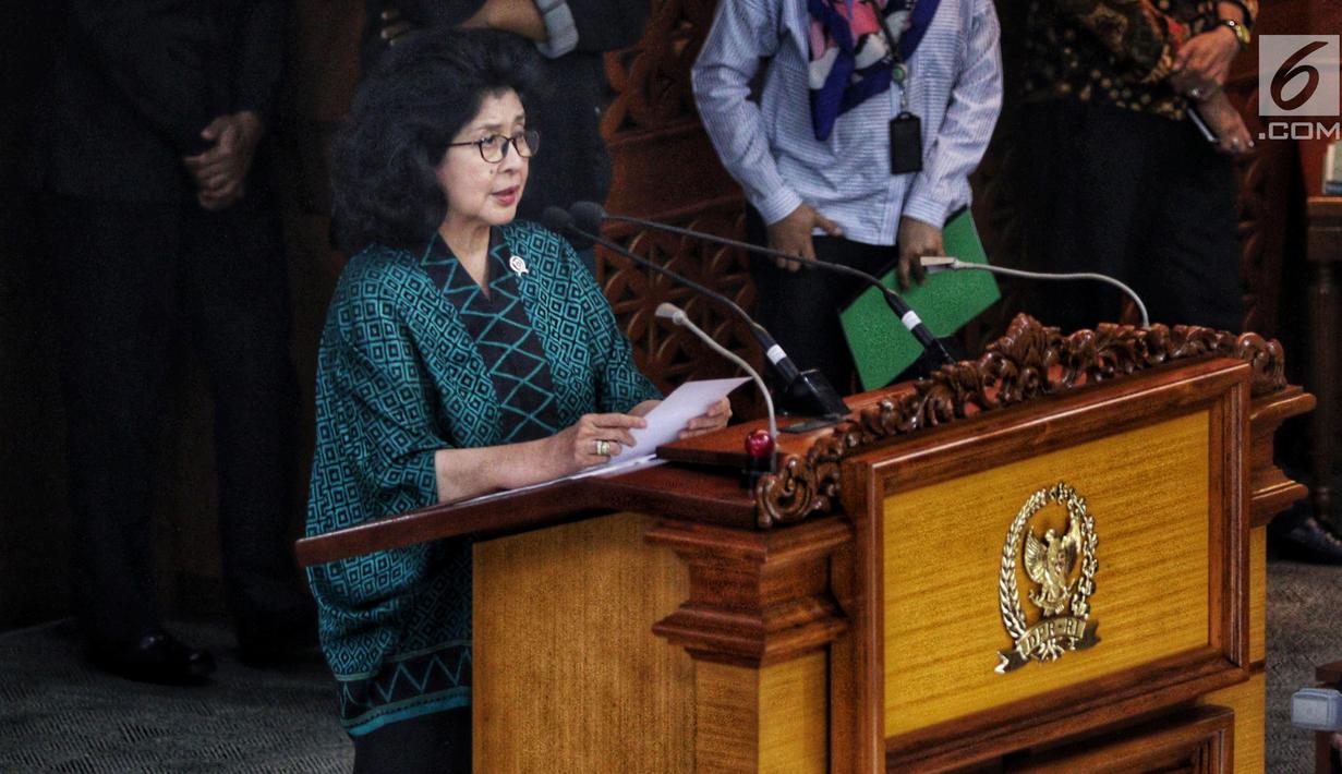 Menteri Kesehatan Nina Moelok menyampaikan pandangan akhir pemerintah saat Rapat Paripurna di Kompleks Parlemen, Senayan, Jakarta, Rabu (13/2). Agenda utama rapat untuk pengambilan keputusan terhadap RUU Kebidanan. (Liputan6.com/JohanTallo)