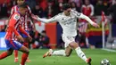 Kedua tim terlibat saling adu serang dan mencetak peluang. (Thomas COEX/AFP)