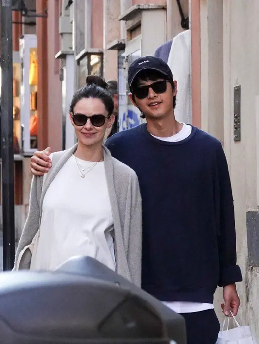 Beberapa penggemar juga dibuat salah fokus dengan kumis tipis Song Jong Ki yang membuat aura kebapakannya semakin terpancar.