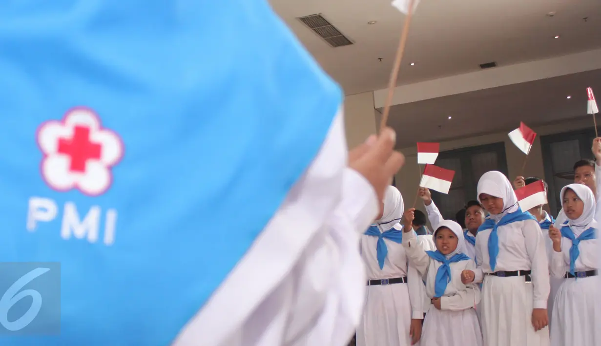 Sejumlah anak meramaikan pameran dalam rangka peringatan HUT ke-70 PMI di Museum Nasional, Jakarta, Kamis (10/9). Merayakan hari jadinya, PMI menggelar pameran dan peluncuran prangko. (Liputan6.com/Angga Yuniar)