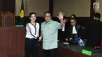 General Manager PT Impexindo Pratama Ng Fenny (kiri) bersama Direktur CV Sumber Laut Perkasa, Basuki Hariman bersalaman usai sidang putusan di Pengadilan Tipikor Jakarta, Senin (28/8). (Liputan6.com/Helmi Afandi)
