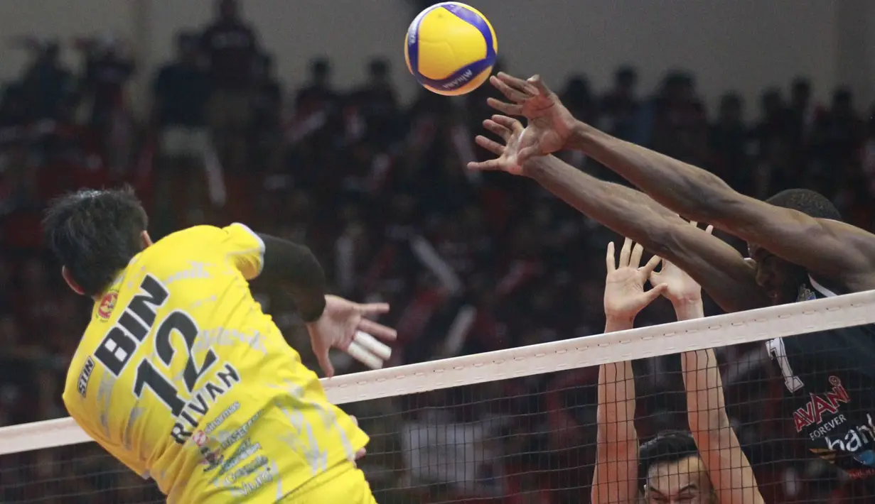 <p>Pemain Jakarta STIN BIN, Rivan Nurmulki (kiri) melepaskan spike yang berusaha diblok pemain Jakarta LavAni Allobank Electric, Oriol Durruthy pada laga putaran kedua final four PLN Mobile Proliga 2024 di GOR Jatidiri Semarang, Sabtu (13/7/2024). Jakarta STIN BIN kalah 1-3 (19-25, 25-22, 18-25 dan 17-25). (Dok. PBVSI)</p>
