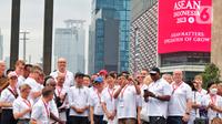 Presiden Joko Widodo (tengah) bersama jajaran menteri dan para duta besar negara-negara anggota Asean serta non-Asean saat membuka acara Kick Off ASEAN Indonesia 2023 di Bundaran HI, Jakarta, Minggu (29/1/2023). Acara tersebut merupakan 'kick off' keketuaan Indonesia dalam ASEAN 2023 yang puncaknya akan berlangsung dua kali, yakni Konferensi Tingkat Tinggi (KTT) ASEAN pada Mei 2023 di Labuan Bajo, Provinsi Nusa Tenggara Timur (NTT) dan KTT ASEAN Plus di Jakarta pada September 2023. (Liputan6.com/Angga Yuniar)