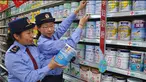 Belum habis kekhawatiran masyarakat akan kesehatan makanan terkait isu pemalsuan makanan, kini masyarakat kembali dihebohkan dengan adanya penemuan adanya susu bubuk yang bercampur dengan bubuk deterjen.