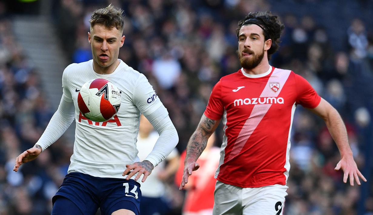 Joe Rodon direkrut Tottenham Hotspur pada 2020 dari Swan Sea City. Pada musim lalu, ia dipercaya tampil sebanyak 10 kali di semua kompetisi. Menurut Spotrac, Rodon merupakan pemain dengan gaji terendah di klub yang berjuluk The Lilywhites tersebut. Ia tercatat mendapatkan upah sebesar 9.615 paun per minggu atau 173 juta rupiah per pekan. (AFP/Ben Stansall)