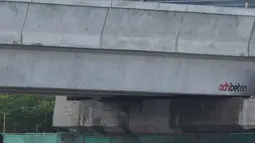 Pekerja menyelesaikan proyek kontruksi halte Light Rail Transit (LRT) di Jakarta, Selasa (8/12/2020).  PT Adhi Karya (Persero) Tbk melaporkan penyelesaian proyek LRT Jabodebek secara keseluruhan sudah mencapai 79,52 persen. (merdeka.com/Imam Buhori)
