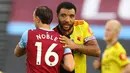 Troy Deeney. Striker berusia 33 tahun ini menjadi pemain aktif terlama yang menjabat kapten, yaitu 7 tahun mulai 2014/2015 hingga kini bersama Watford. Ia telah bermain dalam 419 laga bersama Watford hingga awal musim ini dan mampu mencetak 140 gol. (Foto: AFP/Pool/Richard Heathcote)