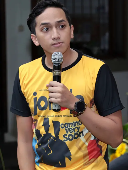 "Saya nggak boleh nonton lagi. Jadi mas Hanung nggak mau menciptakan Agus yang seperti dulu. Kalau menyerap yang kayak Agus juga enggak," tutur Ge Pamungkas di kantor Falcon Pictures, Duren Tiga, Jakarta Selatan, Kamis (16/3). (Deki Prayoga/Bintang.com)