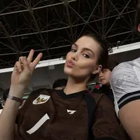 Intip gaya Luna Bijl dukung kekasih, Maarten Paes di pertandingan Timnas Indonesia vs Bahrain (@lunabijl)