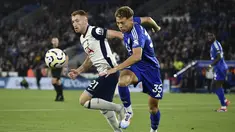 Gelandang Tottenham Hotspur Dejan Kulusevski berebut bola dengan gelandang Leicester City Kasey McAteer pada matchday pertama Liga Inggris 2024/2025 di King Power Stadium, Selasa (20/8/2024) dini hari WIB. (AP Photo/Rui Vieira)
