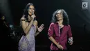 Vokalis grup band Slank Kaka berduet dengan Sophia Latjuba dalam konser Slank In Love di Jakarta, Selasa (27/2). Di atas panggung, Sophia Latjuba tampak apik menyanyikan lagu Terlalu Manis bersama Kaka. (Liputan6.com/Faizal Fanani)