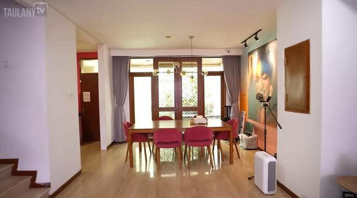 5 Potret Ruang Tamu Rumah Marshanda yang Tersambung dengan Ruang Makan, Simpel tapi Elegan