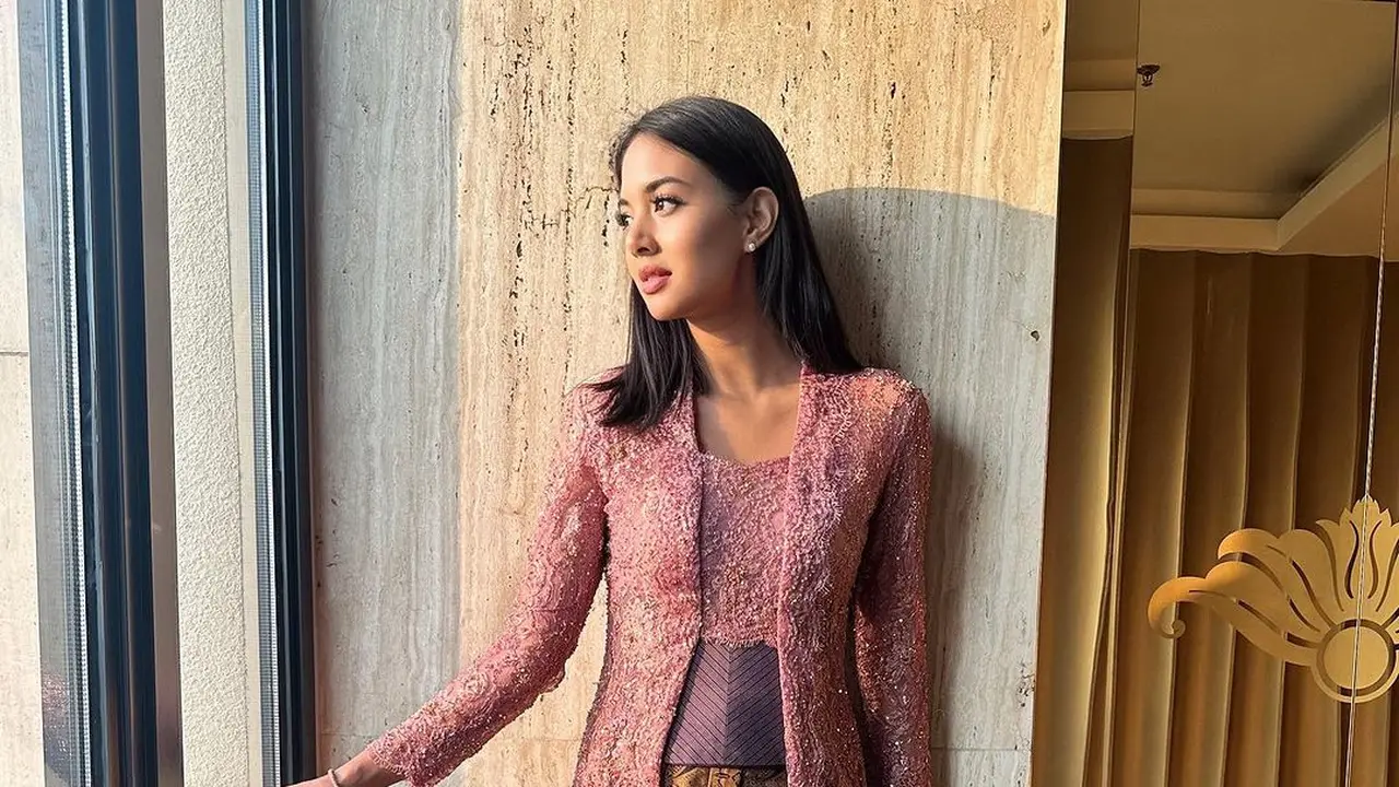 6 Penampilan Ayu Aurelie Moeremans Berkebaya di Pernikahan Anak Pesepakbola Christian Gonzales