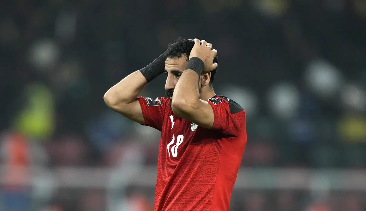 Reaksi gelandang Mesir Mohanad Lasheen setelah gagal mencetak gol melalui tendangan penalti ke gawang Senegal pada laga final Piala Afrika 2021 di Paul Biya Stadium, Senin (07/02/2022) dini hari WIB. Senegal menjuarai Piala Afrika 2021 setelah menang 4-2 via adu penalti. (AP Photo/Themba Hadebe)