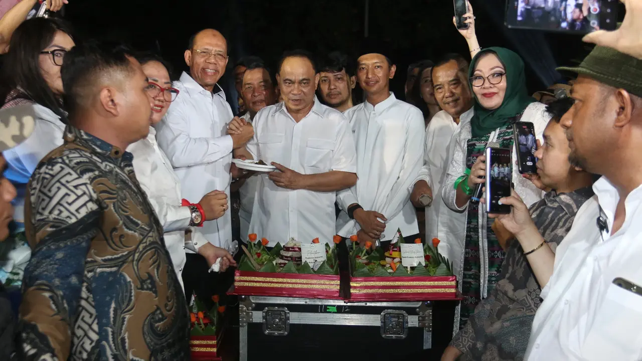 Sejumlah relawan pendukung Prabowo Subianto-Gibran Rakabuming Raka menggelar tasyakuran dan doa bersama, di Tugu Proklamasi, Jakarta.