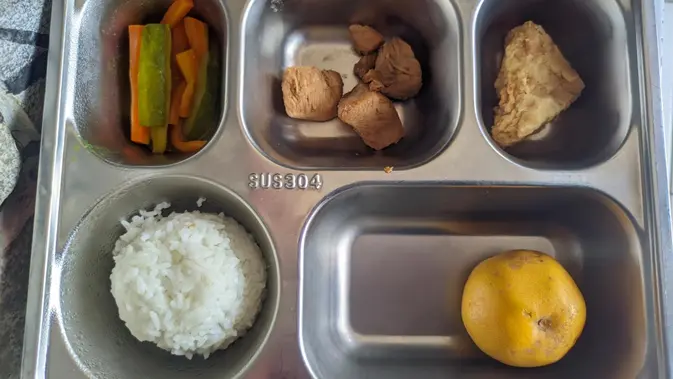 Menu MBG di Sukabumi ditemukan plester bekas. (istimewa)