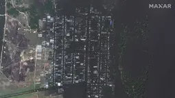 Kombinasi foto yang disediakan oleh Maxar Technologies ini menunjukkan kondisi wilayah Korsunka, Ukraina, sebelum banjir pada 15 Mei 2023 (atas) dan setelah banjir pada 7 Juni 2023. (Satellite image &copy;2023 Maxar Technologies via AP)
