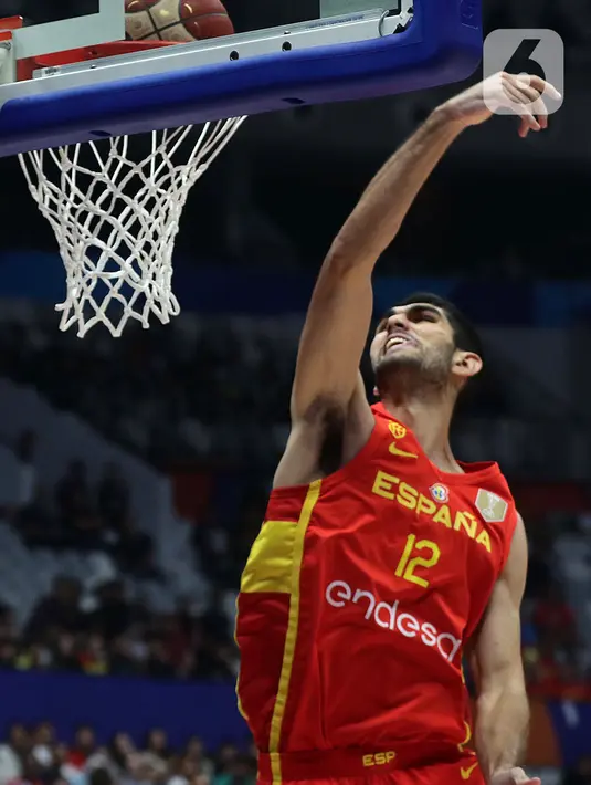 Pemain timnas basket Spanyol, Santiago Aldama saat mencetak angka pada penyisihan Grup G FIBA World Cup 2023 melawan Brasil di Indonesia Arena, Gelora Bung Karno, Jakarta, Senin (28/8/2023). (Liputan6.com/Helmi Fithriansyah)