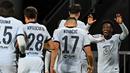 Striker Chelsea, Callum Hudson-Odoi (kanan), merayakan gol pertama Chelsea bersama rekan-rekannya dalam laga lanjutan Liga Champions 2020/21 melawan Rennes di Roazhon Park Stadium, Rennes, Rabu (25/11/2020). Chelsea menang 2-1 atas Rennes. (AFP/Damien Meyer)
