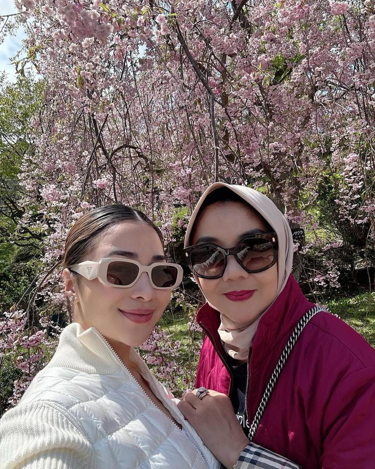 Saat diwawancara oleh tim KapanLagi.com beberapa tahun yang lalu, Yora mengaku bahwa ia tidak mengetahui berapa honor yang diterima anaknya dalam satu episode sinetron.<br>