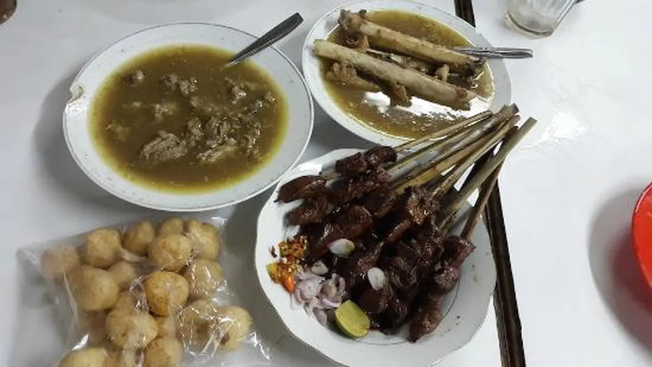 Sepiring gulai kambing kuning, lengkap sate kambing