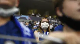 Suporter wanita Chelsea berada di tribun menunggu dimulainya pertandingan final Liga Champions antara Manchester City dan Chelsea di Stadion Dragao di Porto, Portugal, Sabtu (29/5/2021). (Pierre Philippe Marcou / Pool via AP)