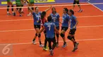 Selebrasi pemain Jakarta Elektrik PLN usai berhasil mencetak angka dari tim Gresik Petrokimia pada pertandingan Proliga 2017 di Gor Sritex Arena, Solo (8/4). Jakarta Electrik PLN menang dengan skor 3-0 (25-22, 25-20, 25-14). (Liputan6.com/Gempur M. Surya)