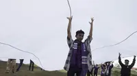 Pendukung Persita Tangerang, Benteng Viola turut mengikuti kegiatan galdi kotor pembentangan bendera merah putih raksasa di Stadion Benteng, Tanggerang, Minggu (13/12/2015). (Bola.com/Vitalis Yogi Trisna)