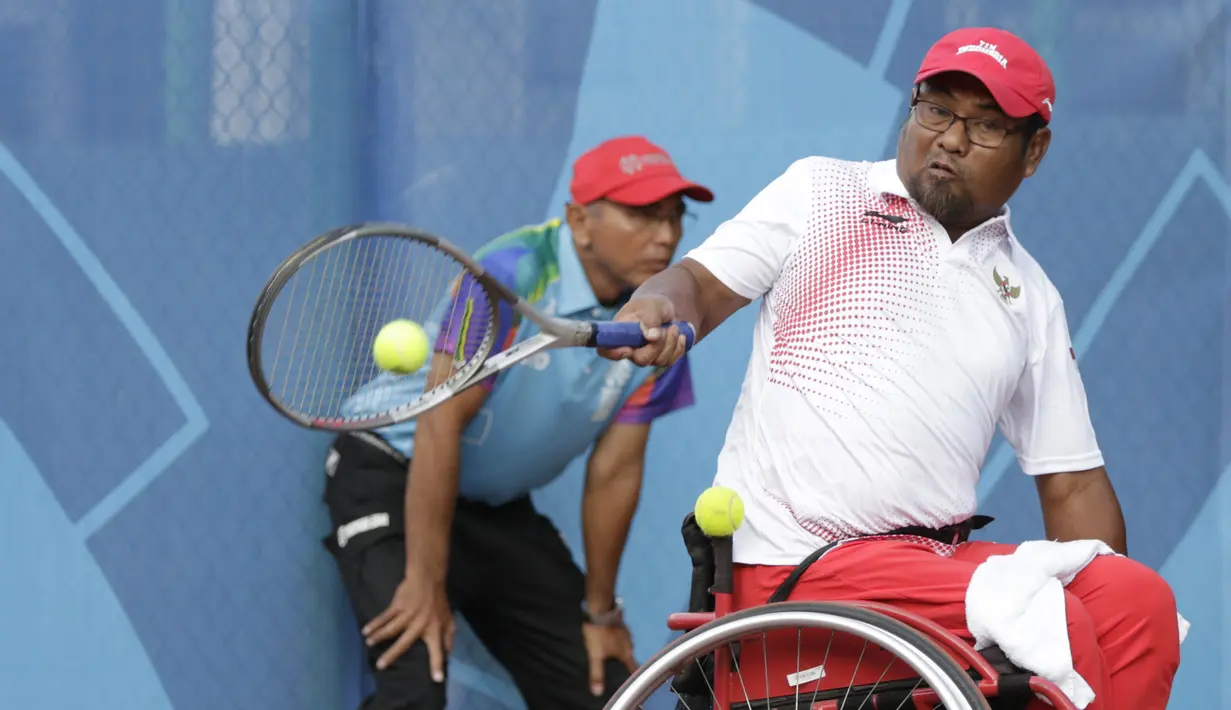 Petenis Indonesia, Mariyanta, mengembalikkan bola saat melawan wakil Taiwan, Chu-Yin Huang dan Tzu-Hsuan Huang, pada Asian Para Games di Kelapa Gading, Jakarta, Senin (8/10/2018). Indonesia takluk 2-0 dari Taiwan. (Bola.com/M Iqbal Ichsan)