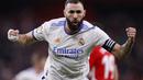 Penyerang Real Madrid, Karim Benzema berselebrasi usai mencetak gol ke gawang Athletic Bilbao pada pertandingan lanjutan La Liga Spanyol di stadion San Mames di Bilbao, Spanyol, Kamis (23/12/2021). Benzema mencetak dua gol dan mengantar Madrid menang atas Bilbao 2-1. (AP Photo/Ricardo Larreina)