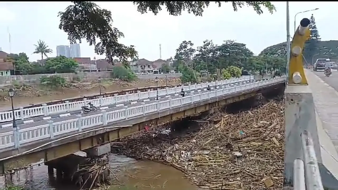 Puluhan ton sampah tersangkut di bawah jembatan Kemang Pratama, Rawalumbu, Kota Bekasi, Jawa Barat, sejak Jumat pagi (7/3/2025). (Liputan6.com/Bam Sinulingga)