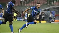 Ekspresi kegembiraan pemain Inter Milan, Lautaro Martinez, pada pertandingan Serie A melawan Napoli, di Giuseppe Meazza, Rabu (29/7/2020) dini hari WIB. (AP Photo/Antonio Calanni)