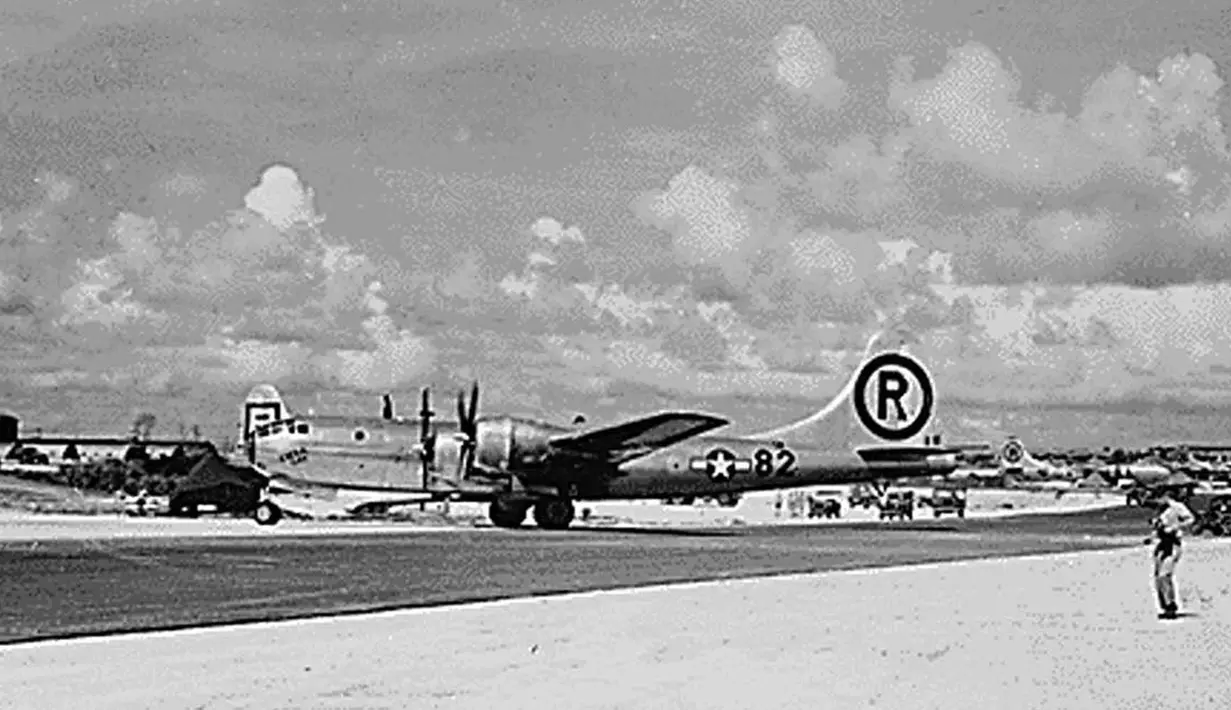 Sebuah  pesawat Angkatan Udara AS B-29 yang dijuluki "Enola Gay" mendarat di Pulau Tinian setelah menjatuhkan bom atom pertama di Kota Hiroshima, Jepang, 06 Agustus 1945. (AFP PHOTO / Arsip Nasional / HO)