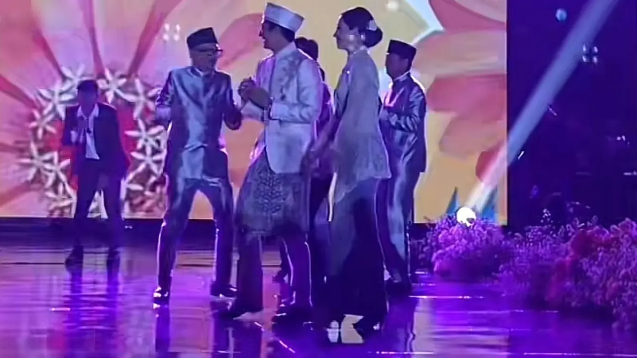 Momen Rio Haryanto dan Athina Ikut Joget dan Beri Saweran di Pesta Pernikahannya. (Dok: Liputan6.com/dyah)