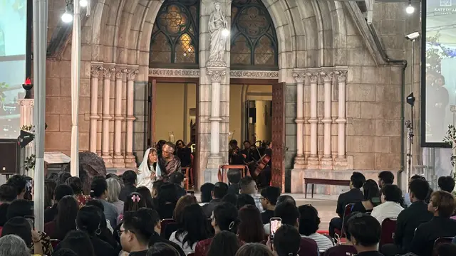 Gereja Katedral Jakarta menyajikan penampilan Jalan Salib Kreatif jelang momen Jumat Agung, Jumat (18/4/2025).