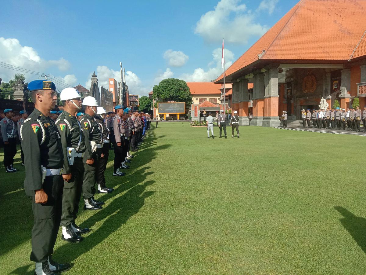 Polda Bali menggelar apel gelar pasukan Operasi Zebra Agung 2025 yang dipimpin langsung oleh Kapolda Bali, Irjen Pol Daniel Adityajaya di Halaman Mapolda Bali, Denpasar, Bali, Senin (17/11).