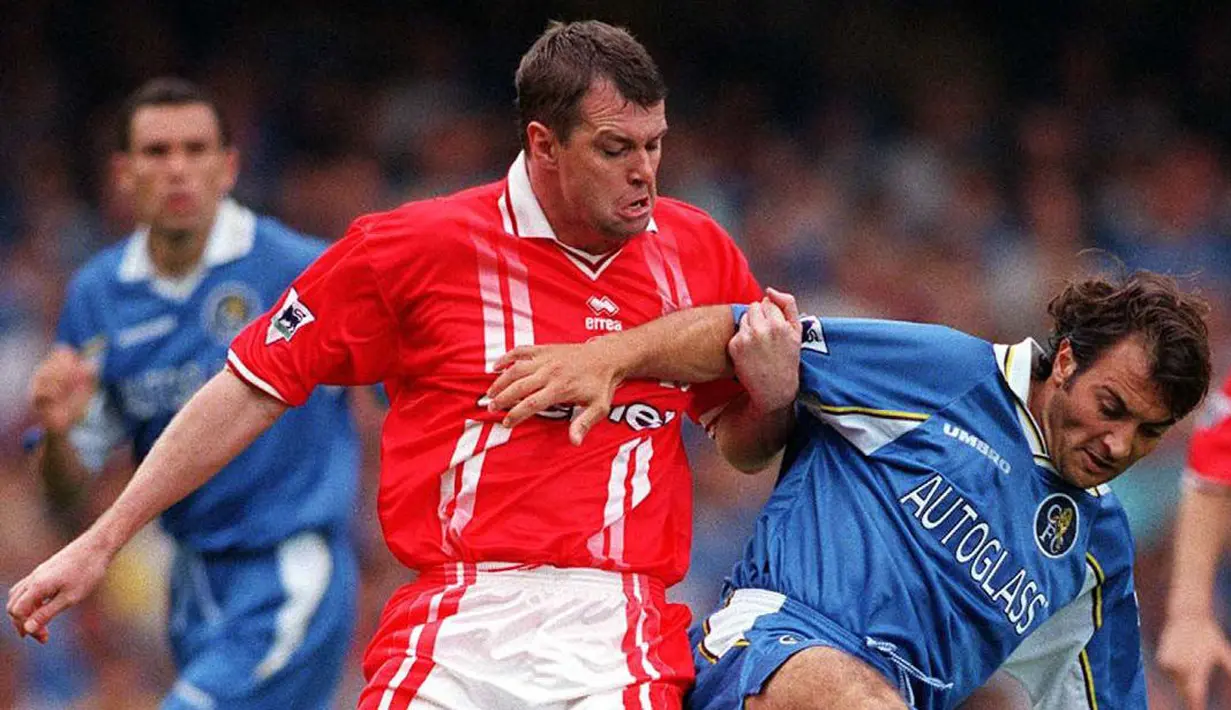 7. Gary Pallister - Pemain asal Inggris ini adalah andalan di lini belakang MU pada Pertengahan 1990 an. Duetnya dengan Steve Bruce menjadikannya salah satu duet lini pertahan paling sulit ditembus dalam sejarah sepakbola inggris.
