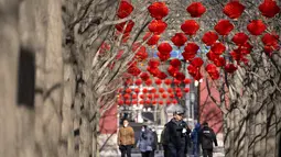 Lentera-lentara terpasang di sepanjang jalan ntuk menyambut Tahun Baru Imlek di sebuah taman umum di Beijing, Jumat, 20 Januari 2023. Berbagai hiasan dan pernak-pernik mulai menghiasi Taman di Beijing menjelang perayaan Tahun Baru Imlek. (AP Photo/Mark Schiefelbein)