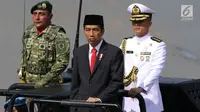 Presiden Joko Widodo (Jokowi) meninjau pasukan pada Upacara Peringatan HUT ke-72 TNI di Dermaga Indah Kiat Merak, Cilegon, Banten, Kamis (5/10). Jokowi bertindak sebagai inspektur upacara dalam peringatan itu. (Liputan6.com/Angga Yuniar)   