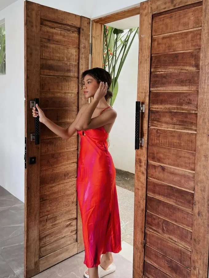 Zsa Zsa Utari sering kali berlibur di Bali, dia pun slelalu mengabadikan momen liburan di media sosial