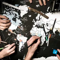 Peta minimalis berupa stiker poster, bisa kamu jadikan sebagai penanda berbagai negara belahan dunia mana sajakah yang telah kamu kunjungi.