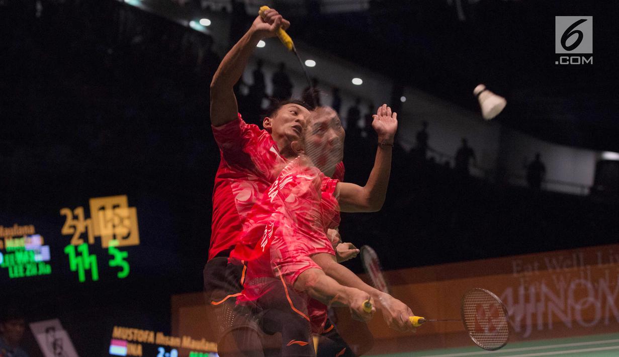 Ihsan Maulana Mustofa memukul kok saat melawan Lee Zii Jia pada final bulu tangkis beregu putra SEA Games XXIX Kuala Lumpur, Malaysia, Kamis (24/8). Tim beregu putra Indonesia mengalahkan Malaysia dengan skor 3-0. (Liputan6.com/Faizal Fanani)
