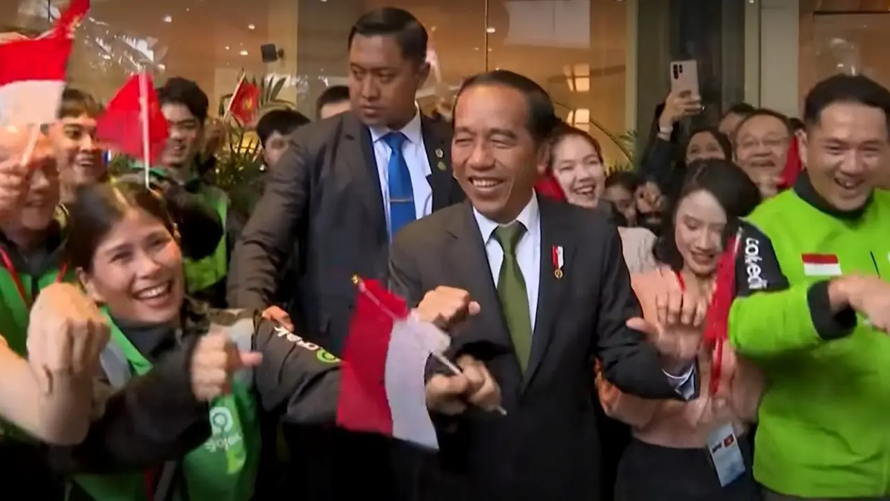 Jokowi saat tiba di Vietnam disambut meriah WNI di sana. (Foto: YouTube Sekretariat Presiden)