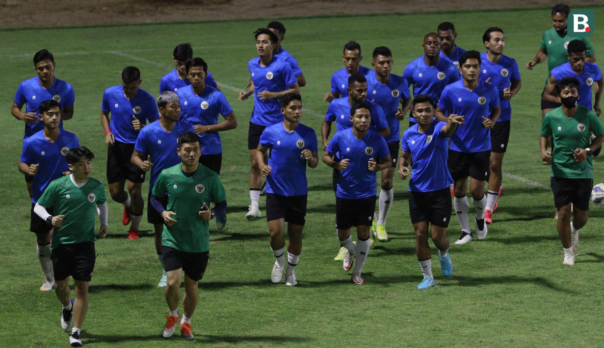 Para pemain Timnas Indonesia berlari bersama mengelilingi lapangan sebelum sesi latihan di Lapangan B Senayan, Jakarta, Selasa (9/11/2021).(Bola.com/M Iqbal Ichsan)