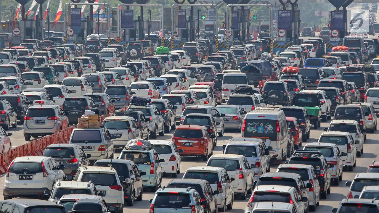 H-4 Lebaran, Pemudik Memadati Ruas Jalan Tol Cikopo Palimanan