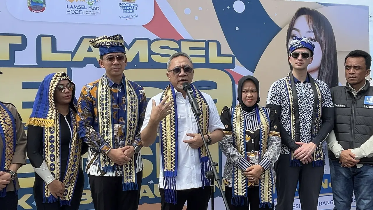 Menko Bidang Pangan, Zulkifli Hasan di konferensi pers Seremonial Jetski dari Merak ke Bakauheni HUT ke-69 Lampung Selatan, Jumat (14/11/2025). (Foto: Liputan6.com/Winda N)